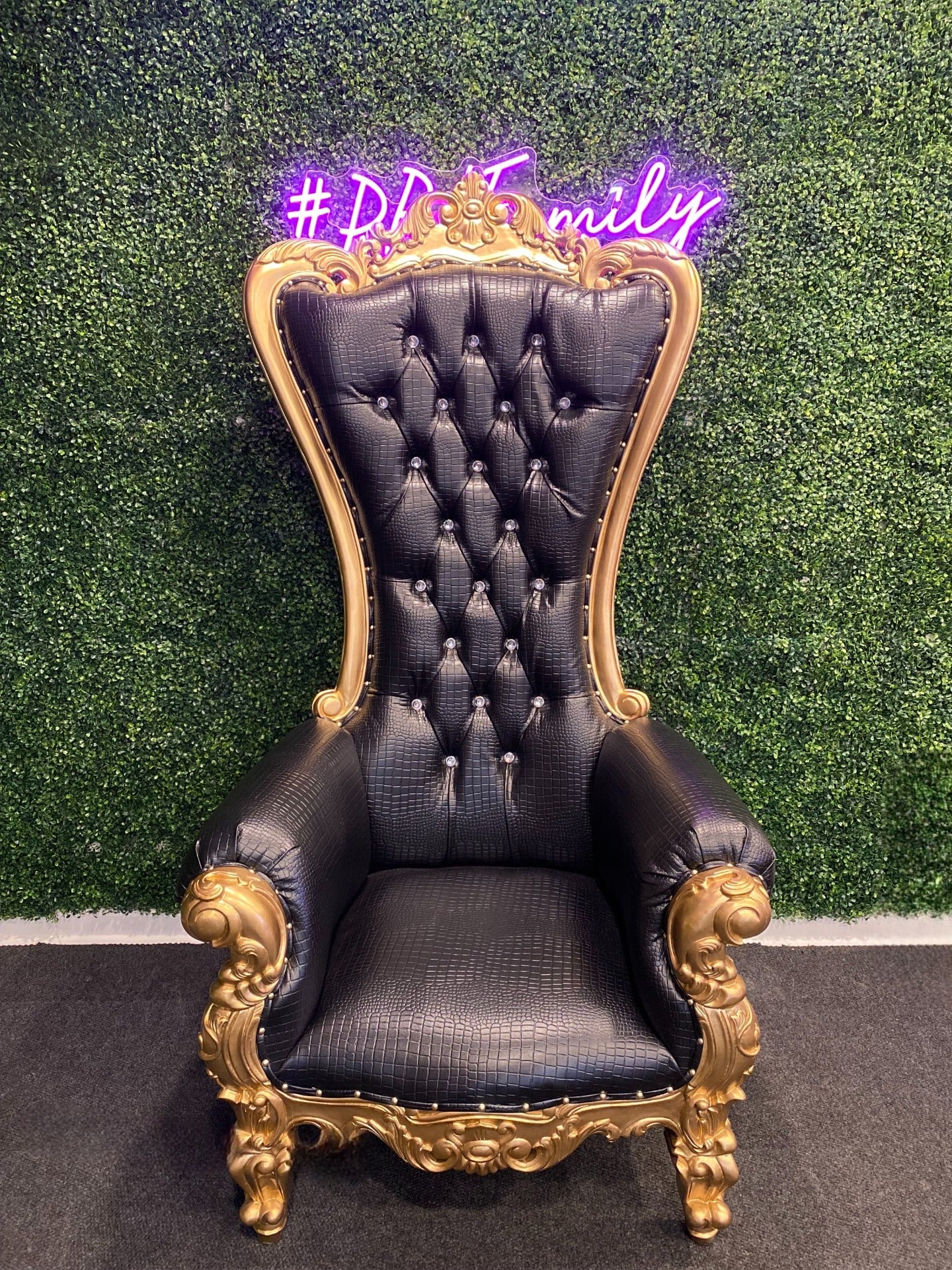 Gold queen online chair