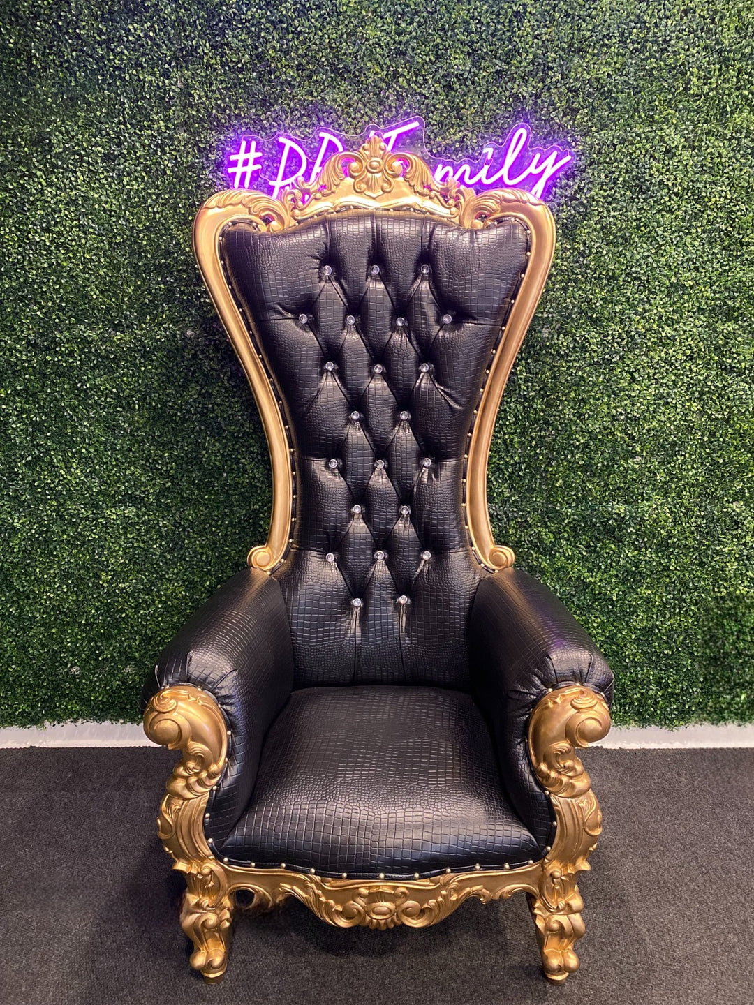 Queen Throne Chair Gold/Black