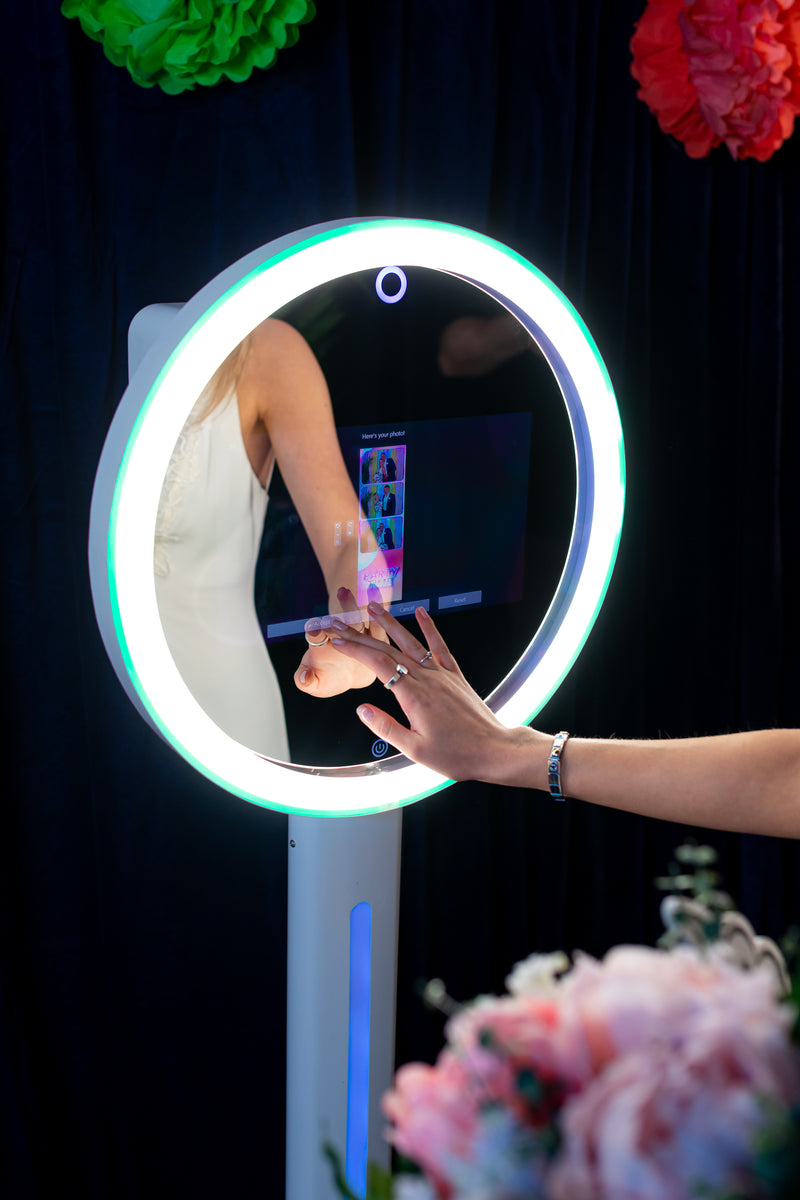 Load image into Gallery viewer, Cloee Photo Booth | Best Ring Light Photo Booth
