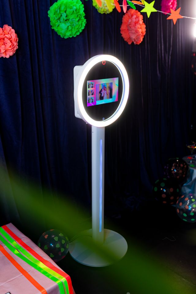 Load image into Gallery viewer, Floor Model Cloee Ring Light
